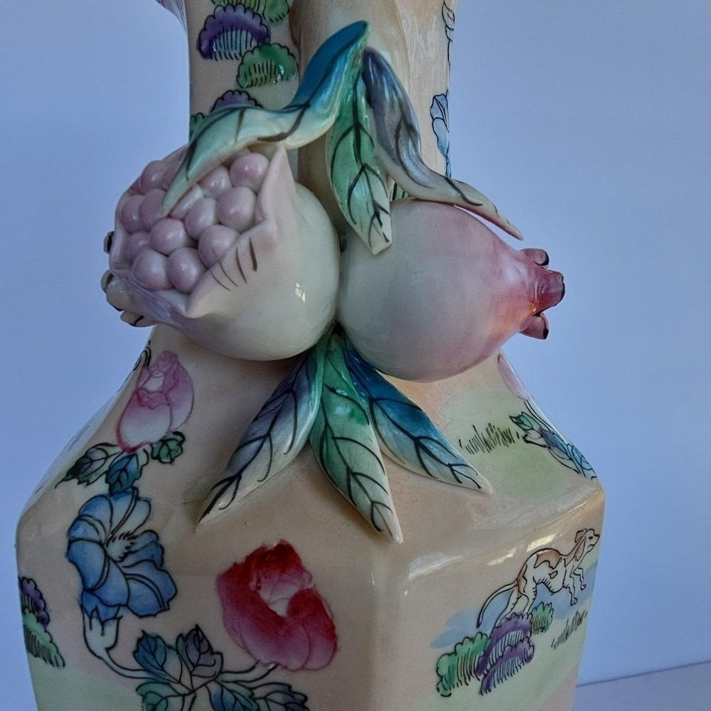 Vtg Chinoiserie Famille Verte Pink Polychrome Vase Hunting Dogs Pomegranate 1958 - Picture 15 of 16
